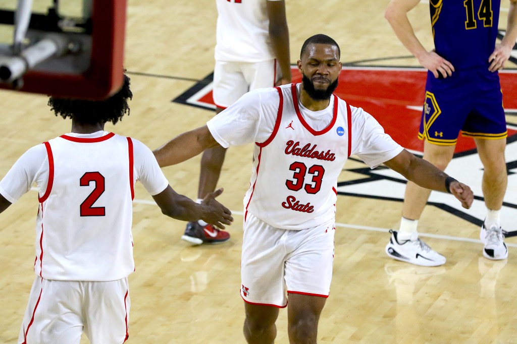 Mills catches fire with 31, Blazers win fourth straight